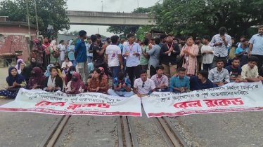রেলপথ অবরোধ শিক্ষার্থীদের, ঢাকার সঙ্গে ১৬ জেলার যোগাযোগ বন্ধ 
