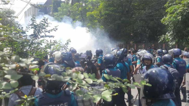 শিক্ষার্থী সঙ্গে পুলিশের ধাওয়া পাল্টা ধাওয়া, টিয়ারশেল-সাউন্ড গ্রেনেড নিক্ষেপ