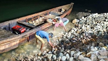 যৌথবাহিনীর রাতভর অভিযানে ১২ হাজার ঘনফুট পাথর উদ্ধার