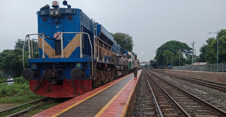 টানা ৬ ঘণ্টা অবরোধ শেষে উত্তরাঞ্চলে রেল চলাচল স্বাভাবিক টানা ৬ ঘণ্টা অবরোধ শেষে উত্তরাঞ্চলে রেল চলাচল স্বাভাবিক