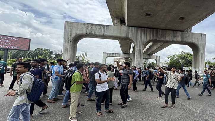 শেকৃবি শিক্ষার্থীদের তিন দফা দাবিতে ‘ব্লকেড’ কর্মসূচি শেকৃবি শিক্ষার্থীদের তিন দফা দাবিতে ‘ব্লকেড’ কর্মসূচি