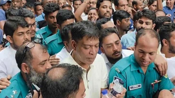 চার মামলায় দণ্ডিত বিএনপি নেতা মামুন কারাগারে চার মামলায় দণ্ডিত বিএনপি নেতা মামুন কারাগারে