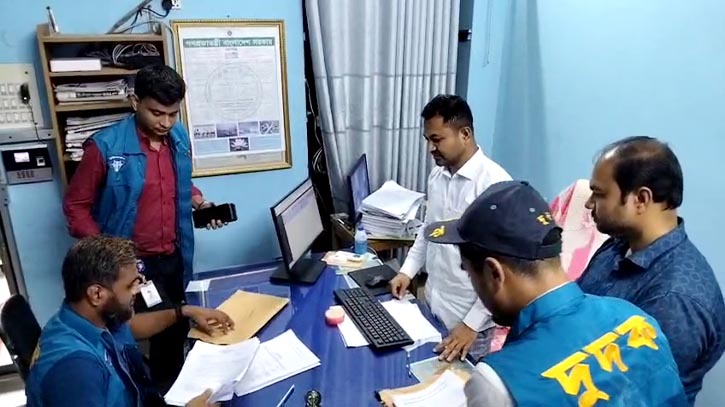 গাজীপুরে ঘুষের অভিযোগে বিআরটিএতে দুদকের অভিযান 