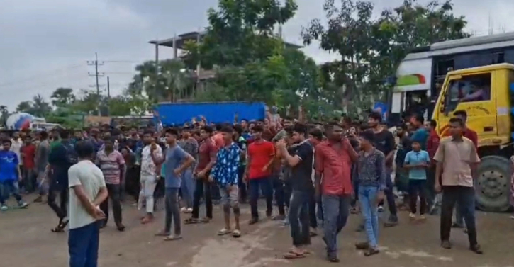 গাজীপুরে ১০ দফা দাবিতে সড়ক অবরোধ, পুলিশের টিয়ার গ্যাসে ছত্রভঙ্গ শ্রমিকরা