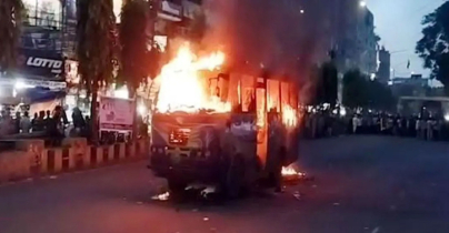 চট্টগ্রামের নিউমার্কেটে যাত্রীবাহী বাসে আগুন