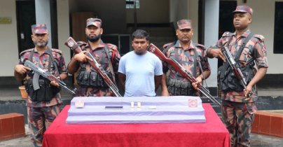 প্যান্টে লুকানো ৬২ লাখ টাকার সোনাসহ যুবক আটক