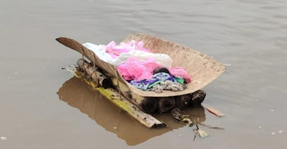 কলার ভেলায় ভেসে এলো ভারতীয় শিশুর মৃতদেহ, অতঃপর...
