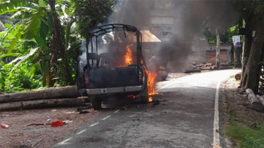 গোপালগঞ্জে পুলিশের গাড়িতে ছাত্রলীগের আগুন