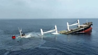 লোহিত সাগরে হুথি হামলায় জাহাজ ডুবে, নিহত ৩