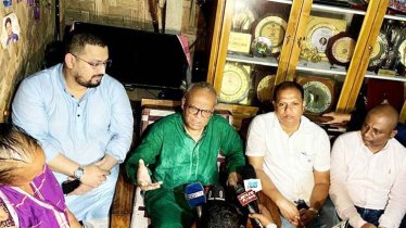ঋতুপর্ণার মায়ের হাতে তারেক রহমানের চিকিৎসা সহায়তা