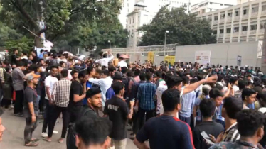 শিক্ষা উপদেষ্টার পদত্যাগ দাবিতে সচিবালয় ঘেরাও