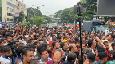 শাহবাগ মোড় অবরোধ করলো স্বেচ্ছাসেবক দল