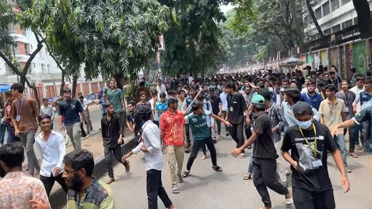 শিক্ষা উপদেষ্টা-সচিবের পদত্যাগের দাবিতে শিক্ষার্থীদের বিক্ষোভ