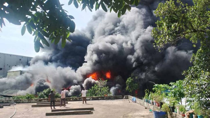 চট্টগ্রামের কেইপিজেডে কারখানায় ভয়াবহ আগুন