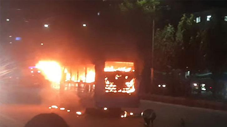 পল্লবীতে পার্কিং করা বাসে আগুন