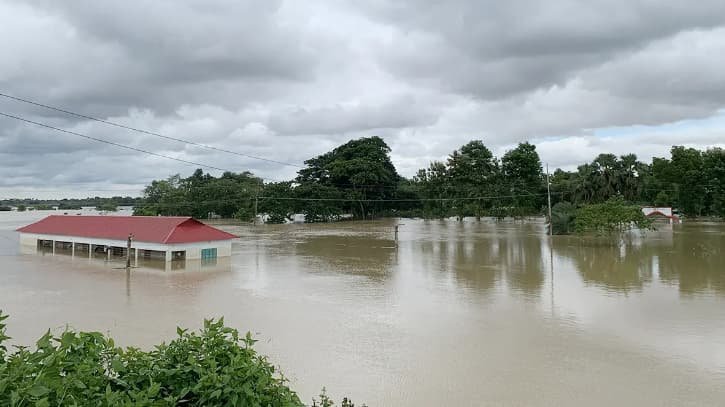 ফেনীতে ভয়াবহ বন্যা পরিস্থিতিতে প্রস্তুত ১৫৩টি আশ্রয়কেন্দ্র, খোলা হয়েছে কন্ট্রোল রুম