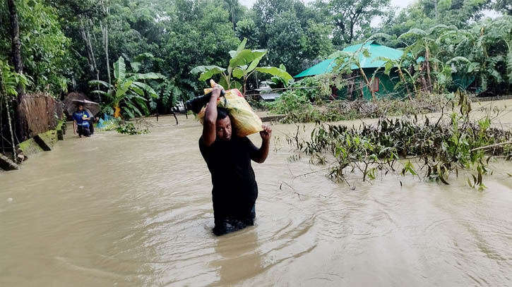 বন্যায় ভাসছে ফেনী আশ্রয়ে সাত হাজার, উদ্বেগ প্রকাশ নাগরিক সংগঠনের