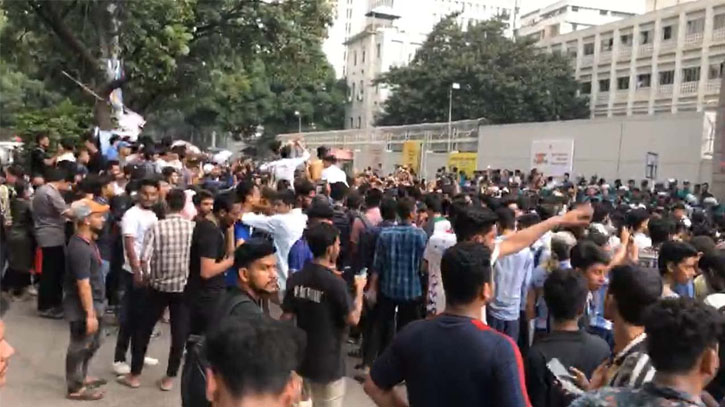 শিক্ষা উপদেষ্টার পদত্যাগ দাবিতে সচিবালয় ঘেরাও