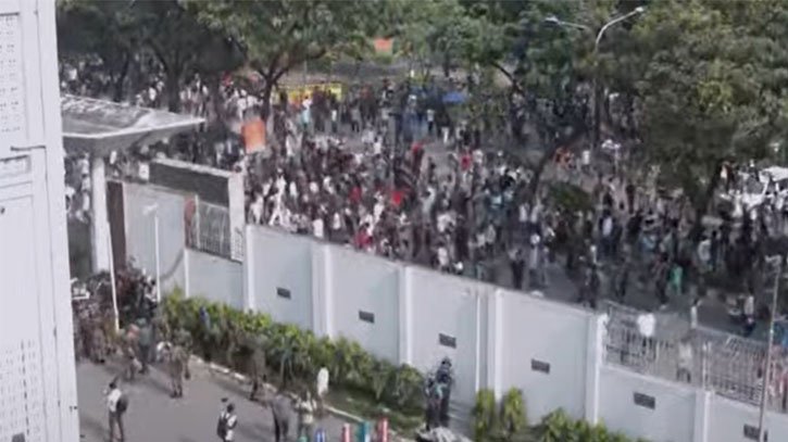 শিক্ষার্থী-আইনশৃঙ্খলা বাহিনীর ধাওয়া-পাল্টা ধাওয়া