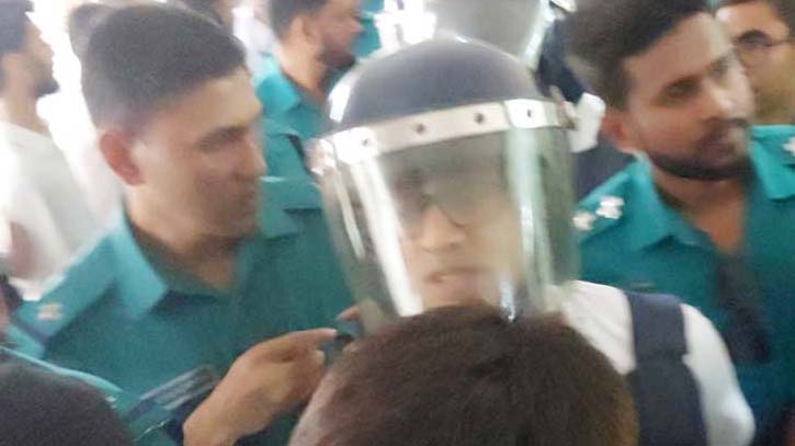 আদালতে নিজের ফুটবল একাডেমির খোঁজ নিলেন ব্যারিস্টার সুমন আদালতে নিজের ফুটবল একাডেমির খোঁজ নিলেন ব্যারিস্টার সুমন
