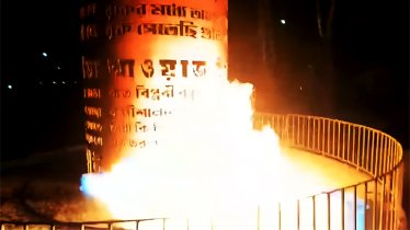 বরগুনায় জুলাই শহীদ স্মৃতিস্তম্ভে অগ্নিসংযোগ