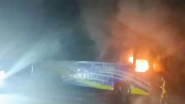 ঢাকা-চট্টগ্রাম মহাসড়কে বাসে আগুন দিয়েছে দুর্বৃত্তরা