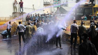 এমপিওভুক্তির দাবিতে শিক্ষা মন্ত্রণালয় ঘেরাও কর্মসূচিতে পুলিশের সাউন্ড গ্রেনেড-জলকামান