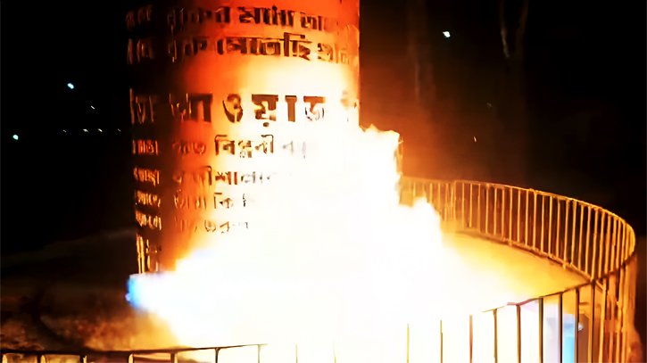 বরগুনায় জুলাই শহীদ স্মৃতিস্তম্ভে অগ্নিসংযোগ