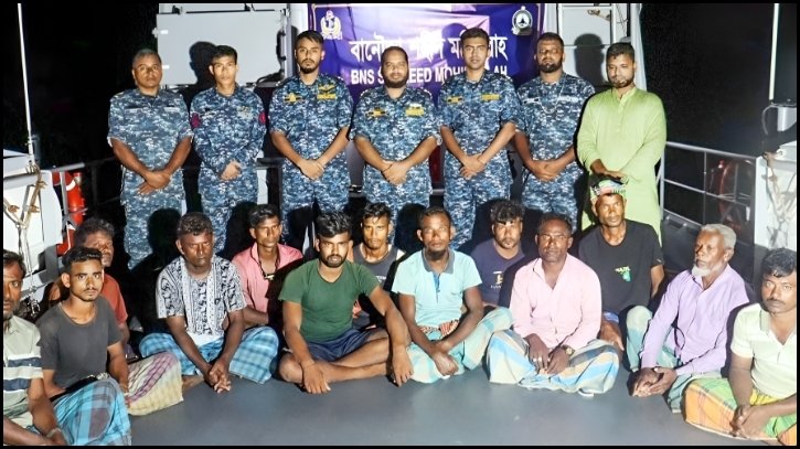 তিন দিন ধরে সাগরে ভাসমান ১৩ জেলে উদ্ধার করল নৌবাহিনী