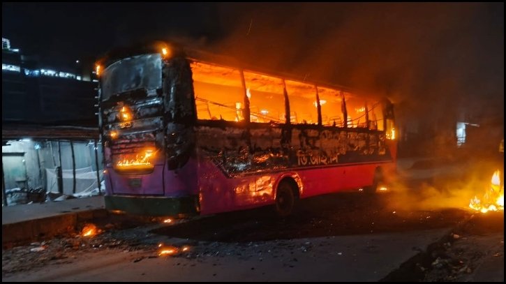 গাজীপুরে রাতে তিনটি বাসে দুর্বৃত্তদের অগ্নিসংযোগ