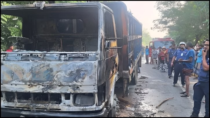 পদ্মা সেতুর সামনে এক্সপ্রেসওয়েতে ট্রাকে অগ্নিসংযোগ, ককটেল বিস্ফোরণ