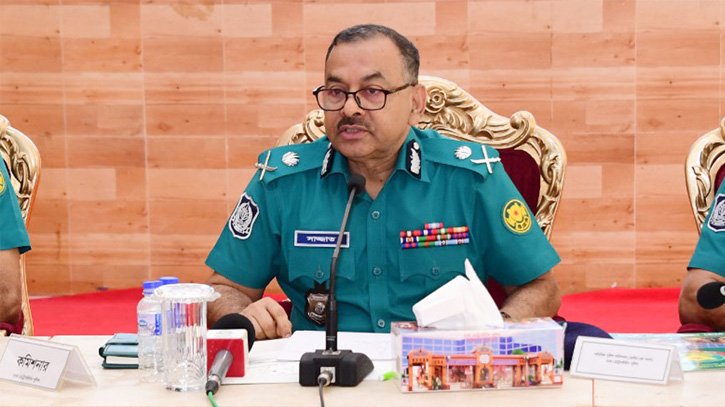 ঢাকায় ১১ দিনে ১৭ টি ককটেল বিস্ফোরণ ঘটিয়েছে কার্যক্রম নিষিদ্ধ একটি দল: ডিএমপি কমিশনার