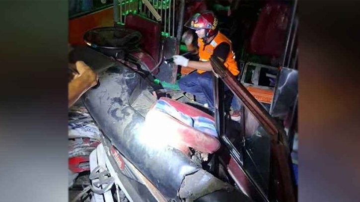 মোটরসাইকেল আরোহীকে বাঁচাতে গিয়ে ট্রাকে ধাক্কা বাসের, নিহত ৫ 