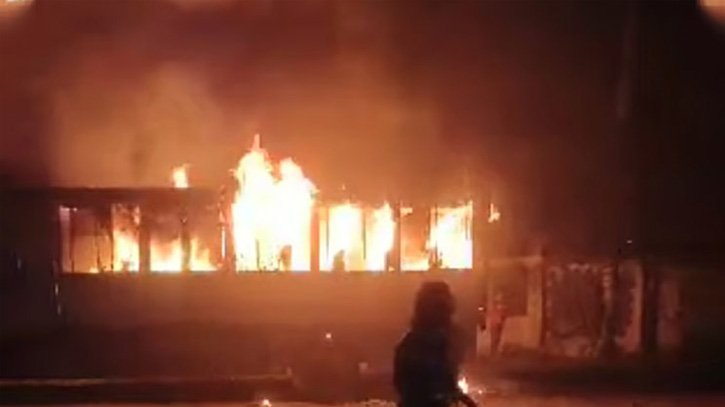 বাড্ডায় বাসে আগুন, রাজধানীর একাধিক এলাকায় ককটেল বিস্ফোরণ