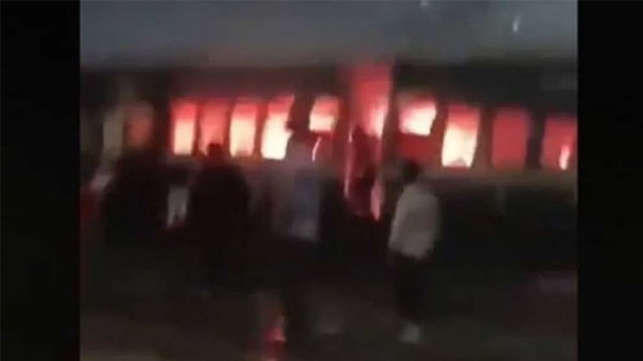 এবার তেজগাঁওয়ে ট্রেনের বগিতে আগুন, দুজন আটক