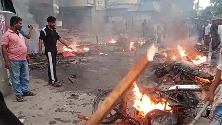 ফরিদপুরের বিএনপির দুই পক্ষের সংঘর্ষ ও ভাঙচুর-অগ্নিসংযোগ, আহত ২০