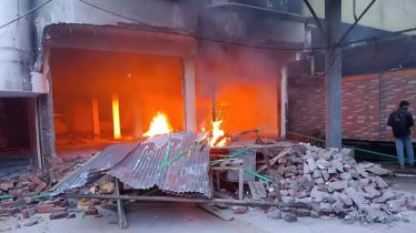 আওয়ামী লীগের পলাতক এমপির বাড়িতে আগুন 