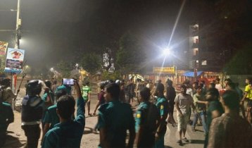 মধ্যরাতে ঢাবি ও ঢাকা কলেজের শিক্ষার্থীদের সংঘর্ষ
