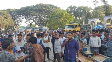 কুষ্টিয়া-খুলনা মহাসড়ক সংস্কারের দাবিতে ইবি শিক্ষার্থীদের সড়ক অবরোধ