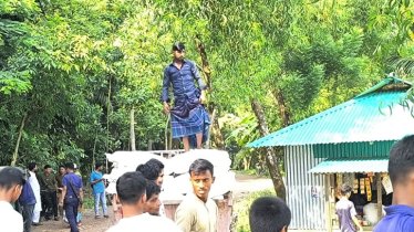নোয়াখালীতে ট্রলারবর্তী  ইউরিয়া সার জব্দ