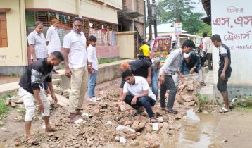 সাবেক যুবদল নেতার উদ্যোগে স্বেচ্ছাশ্রমে রাস্তা সংস্কার