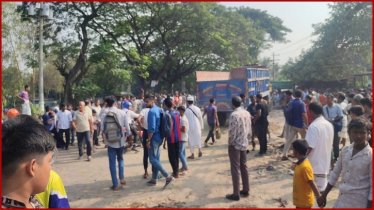 পাবনায় বাঁশবোঝাই ট্রাকের ধাক্কায় ভ্যান উল্টে স্কুলশিক্ষার্থীসহ  নিহত ৩ পাবনায় বাঁশবোঝাই ট্রাকের ধাক্কায় ভ্যান উল্টে স্কুলশিক্ষার্থীসহ  নিহত ৩