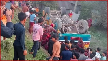 ট্রাকের ধাক্কায় বাস খাদে পড়ে নিহত ১, আহত ২০ ট্রাকের ধাক্কায় বাস খাদে পড়ে নিহত ১, আহত ২০