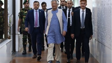 রোম সফর শেষে দেশে ফিরেছেন প্রধান উপদেষ্টা