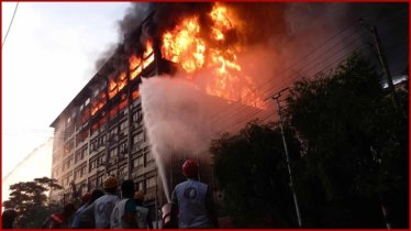 ৫ ঘণ্টা পেরিয়ে গেলেও নিয়ন্ত্রণে আসেনি ইপিজেডের আগুন