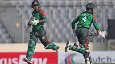 টাইগারদের ব্যাটিং বিপর্যয়, ২০৭ রানে অলআউট