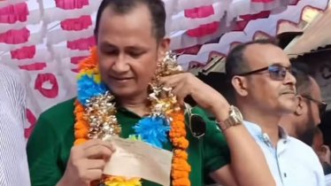 সমাবেশে বিএনপি নেতাকে ১০ লাখ টাকার চেক উপহার কর্মীর সমাবেশে বিএনপি নেতাকে ১০ লাখ টাকার চেক উপহার কর্মীর