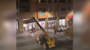 প্রকাশ্যে দোকান ভেঙে আস্ত এটিএম বুথ তুলে নিয়ে গেল একদল চোর প্রকাশ্যে দোকান ভেঙে আস্ত এটিএম বুথ তুলে নিয়ে গেল একদল চোর