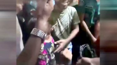 বাবাকে গ্রেপ্তারের সময় শিশুকে চড়, তদন্ত করছে পুলিশ  বাবাকে গ্রেপ্তারের সময় শিশুকে চড়, তদন্ত করছে পুলিশ
