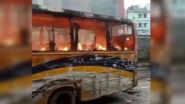 চাঁদার দাবিতে মিরপুরে গুলি ছুড়ে বাসে আগুন!